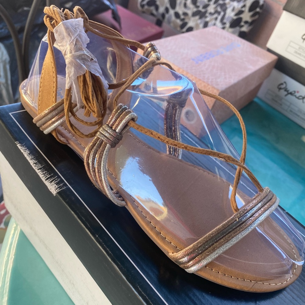 Straps sandals